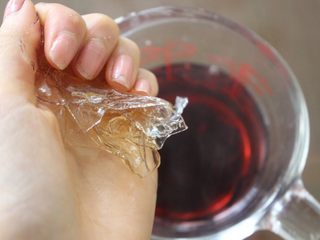 3、惊喜玫瑰马卡龙,趁热的时候，把吉利丁放进去