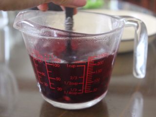 4、惊喜玫瑰马卡龙,搅拌一直到吉利丁片都融化了