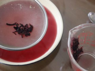 5、惊喜玫瑰马卡龙,倒进一个盘子里（用一个筛子）