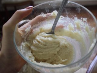 10、惊喜玫瑰马卡龙,搅拌均匀