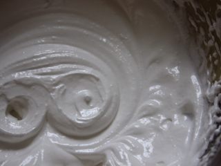 14、惊喜玫瑰马卡龙,搅到硬的时候就可以停，五分钟左右