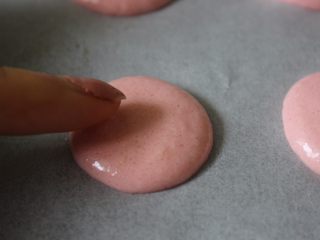 19、惊喜玫瑰马卡龙,弄个小圆圈，超不多3-4cm，让后放到旁边5-10分钟，放到它的皮稍微变硬的时候