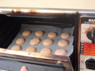 20、惊喜玫瑰马卡龙,放到烤箱里烤7-10分钟（这是按照我的烤箱，不同的烤箱会有不同的时间哦）