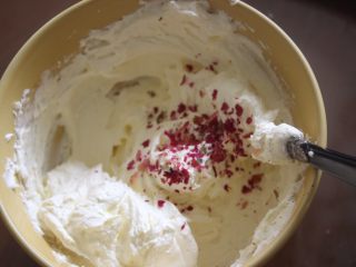 21、惊喜玫瑰马卡龙,把玫瑰花粉加入到奶油糖霜里