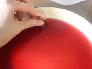 23、惊喜玫瑰马卡龙,把玫瑰花活动拿出来，让后用一个圆圈模切出许多小圆圈