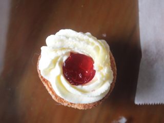 25、惊喜玫瑰马卡龙,围着加奶油糖霜，把另一个壳加上去