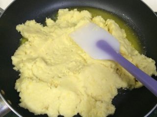 8、绿豆糕,加入绿豆泥翻炒。