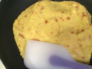 11、绿豆糕,翻炒至绿豆沙不粘锅不粘刮刀为止。