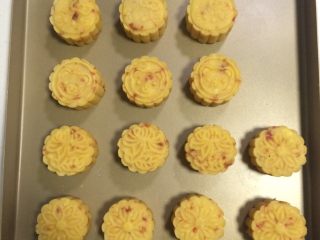 15、绿豆糕,炒制的时候被我偷吃了些许，如果没有吃掉，还会多一个出来吧。这里的绿豆糕每个约50克的，大家做多大的可随意哦，无需一定按我这个份量。