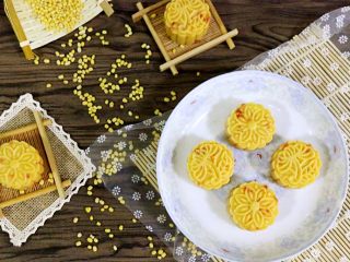 16、绿豆糕,圣女果绿豆糕就制作完毕了。