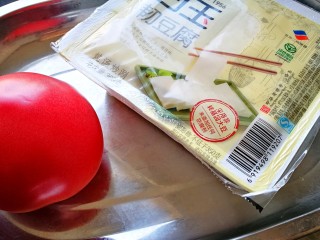 1、家宴颜值凉菜～番茄豆腐花,所需食材备齐