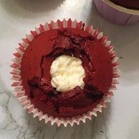13、正宗红丝绒cupcake,我用了蛋糕取芯器，然后做了夹心款，口感更丰富嘛，里面的夹心也是马斯卡彭奶油霜。
