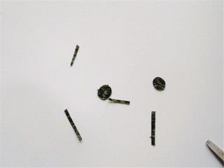 5、米菲兔杯子趣味餐,把海苔用剪刀剪出眼睛、嘴巴