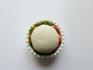 7、米菲兔杯子趣味餐,把头部主体饭团放进杯中