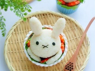 10、米菲兔杯子趣味餐,宁搭配水果、果汁或其他汤品作早餐