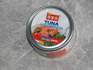 1、金枪鱼黄瓜三明治,准备金枪鱼罐头