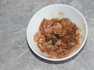 5、金枪鱼黄瓜三明治,金枪鱼取出来一点放碗里