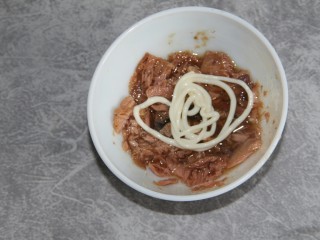 6、金枪鱼黄瓜三明治,挤点沙拉酱