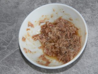 7、金枪鱼黄瓜三明治,拌匀