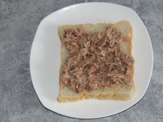 9、金枪鱼黄瓜三明治,把金枪鱼抹在土司上