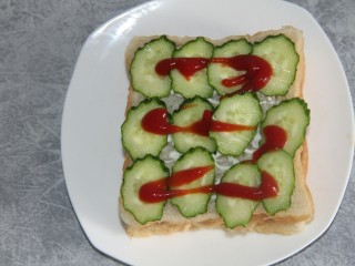 12、金枪鱼黄瓜三明治,挤点番茄酱