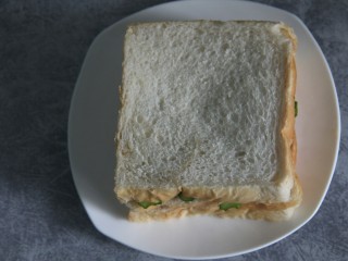 13、金枪鱼黄瓜三明治,再盖上一片土司