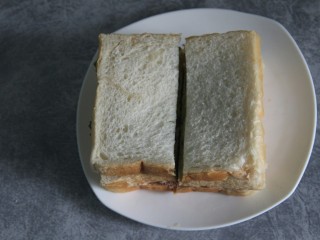 14、金枪鱼黄瓜三明治,切开