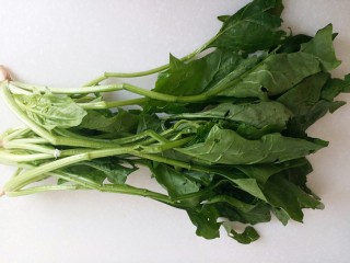 2、菠菜鸡蛋糕,菠菜洗干净控干水