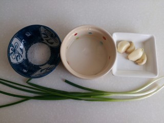 3、菠菜鸡蛋糕,调味料：盐、水淀粉、蒜、小葱备用