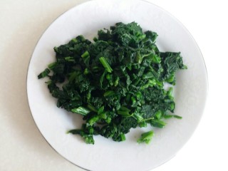 5、菠菜鸡蛋糕,切成小段