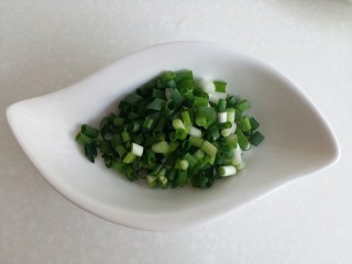 6、菠菜鸡蛋糕,小葱切小段
