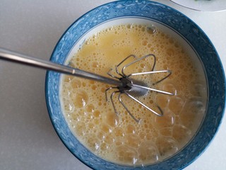 7、菠菜鸡蛋糕,鸡蛋打入碗中，用打蛋器打散