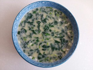 11、菠菜鸡蛋糕,放少许盐搅拌均匀