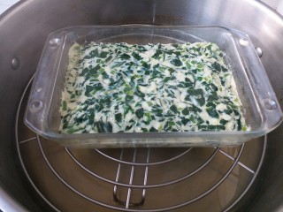 13、菠菜鸡蛋糕,将菠菜蛋液倒入微波器皿里，放在笼屉上开大火蒸10分钟取出。然后将里面的菠菜鸡蛋糕取出改刀装盘。吃的时候沾蒜酱调味汁食用即可。