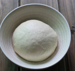 1、香煎里脊pizza,面团放在擦过油的碗中.发酵至两杯大