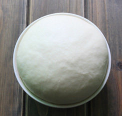 2、香煎里脊pizza,发酵好的面团排气,放入冰箱冷藏二十分钟左右