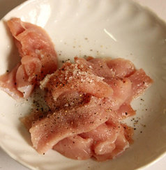 3、香煎里脊pizza,在面团发酵的时候我们可以准备以下工作,制作pizza酱 ,备好pizza面材料。准备里脊肉，切片，用少许黑胡椒盐少许糖、一点点淀粉腌制均匀然后淋点橄榄油封住