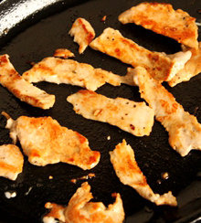 4、香煎里脊pizza,平底锅烧热，放少许油，把里脊肉两面煎至金黄装起备用，菜花焯水备用