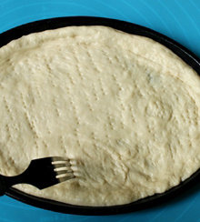 5、香煎里脊pizza,马苏里拉100克,刨片备用。平底锅刷油,油多点烤出来的披萨底部脆脆的呢,把面团用手撑开在披萨盘里,中间薄,边缘厚点.然后用叉子随意戳些小洞,刷上调咸了的自制的披萨酱,当然，懒的话也可直接用现成的pizza酱代替