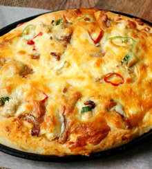 7、香煎里脊pizza,烤箱预热,210度底层20分钟然后中上层烤6分钟左右上色即可 （若是一般pizza烤盘只需要中层20分钟左右即