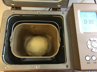 3、淡奶油辫子面包,将面团整理好，放入面包机中，选择发酵菜单进行发面，时间为30分钟。