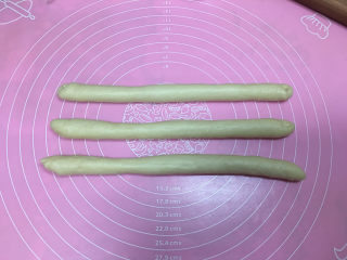 8、淡奶油辫子面包,再取两个面团，重复6.7的步骤，做好后搓长。