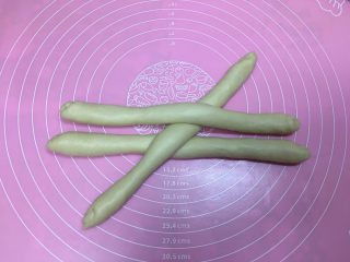 9、淡奶油辫子面包,然后进行编辫子，将三根长条按图上所示相互压好。
