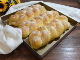 16、淡奶油辫子面包,烘烤完毕后取出。