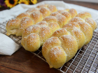 17、淡奶油辫子面包,放在晾网上晾凉。