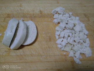 1、家常版披萨,隔夜馒头先切片再切块。