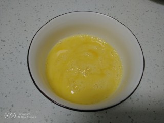 2、家常版披萨,鸡蛋加入盐搅拌均匀。