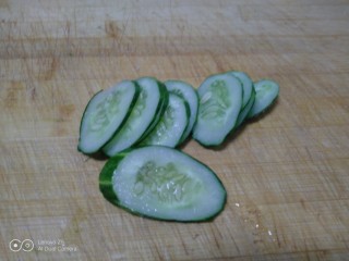 3、家常版披萨,黄瓜切片。