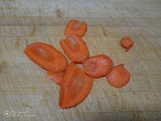 4、家常版披萨,胡萝卜切片。