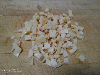 6、家常版披萨,奶酪切碎。